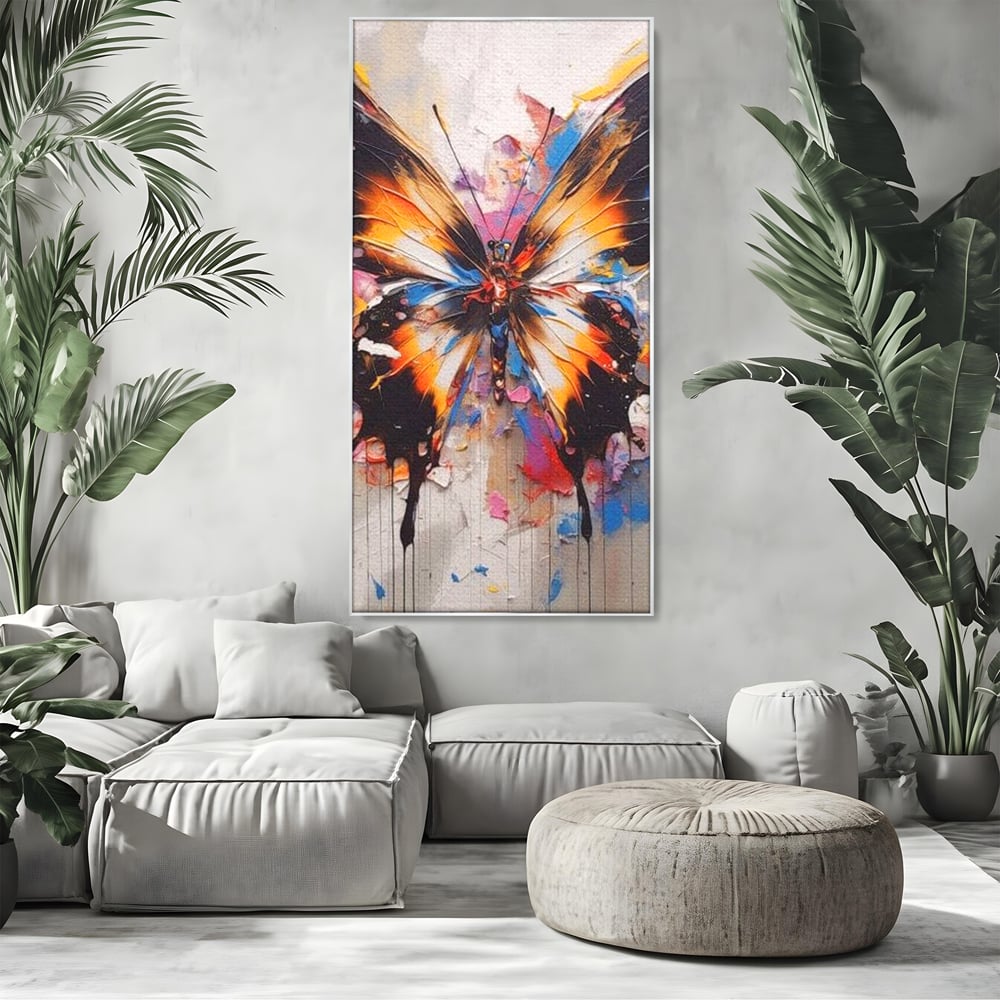 Tablou canvas cu tablou vertical cu fluture pictat, in rama de aluminiu argintiu, pe perete intr-un living